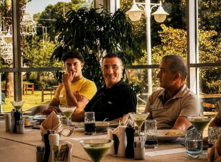 IC HOTELS SANTAİ AİLESİ ÖĞLE YEMEĞİNDE BULUŞTU: BAŞARI KİTAP HEDİYESİYLE TAÇLANDIRILDI