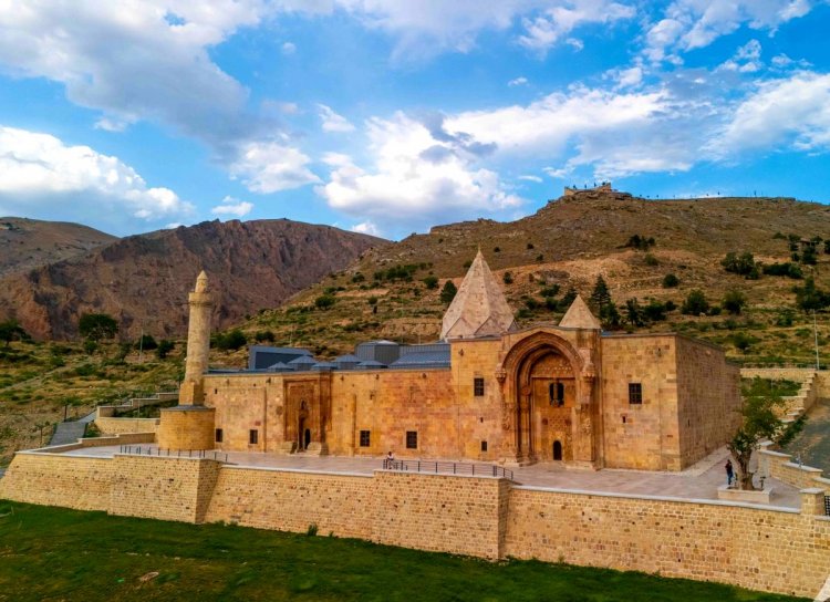 DİVRİĞİ ULU CAMİ VE DARÜŞŞİFASI GEZGİNLERİN YENİ ROTA MERKEZİ OLDU