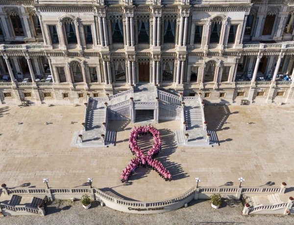12 YILDIR ÇIRAĞAN PALACE KEMPİNSKİ İSTANBUL VE MEMEDER MEME KANSERİ FARKINDALIĞI İÇİN EL ELE