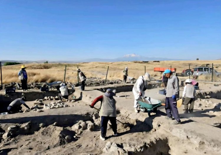KÜLTEPE’DE 78 YILLIK KAZI TARİHİNDE BİR İLK: HELENİSTİK DÖNEME AİT MOZAİKLİ YAPI GÜN YÜZÜNE ÇIKARILDI